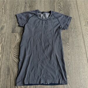 Lululemon Swiftly Short Sleeve in Navy Size 8